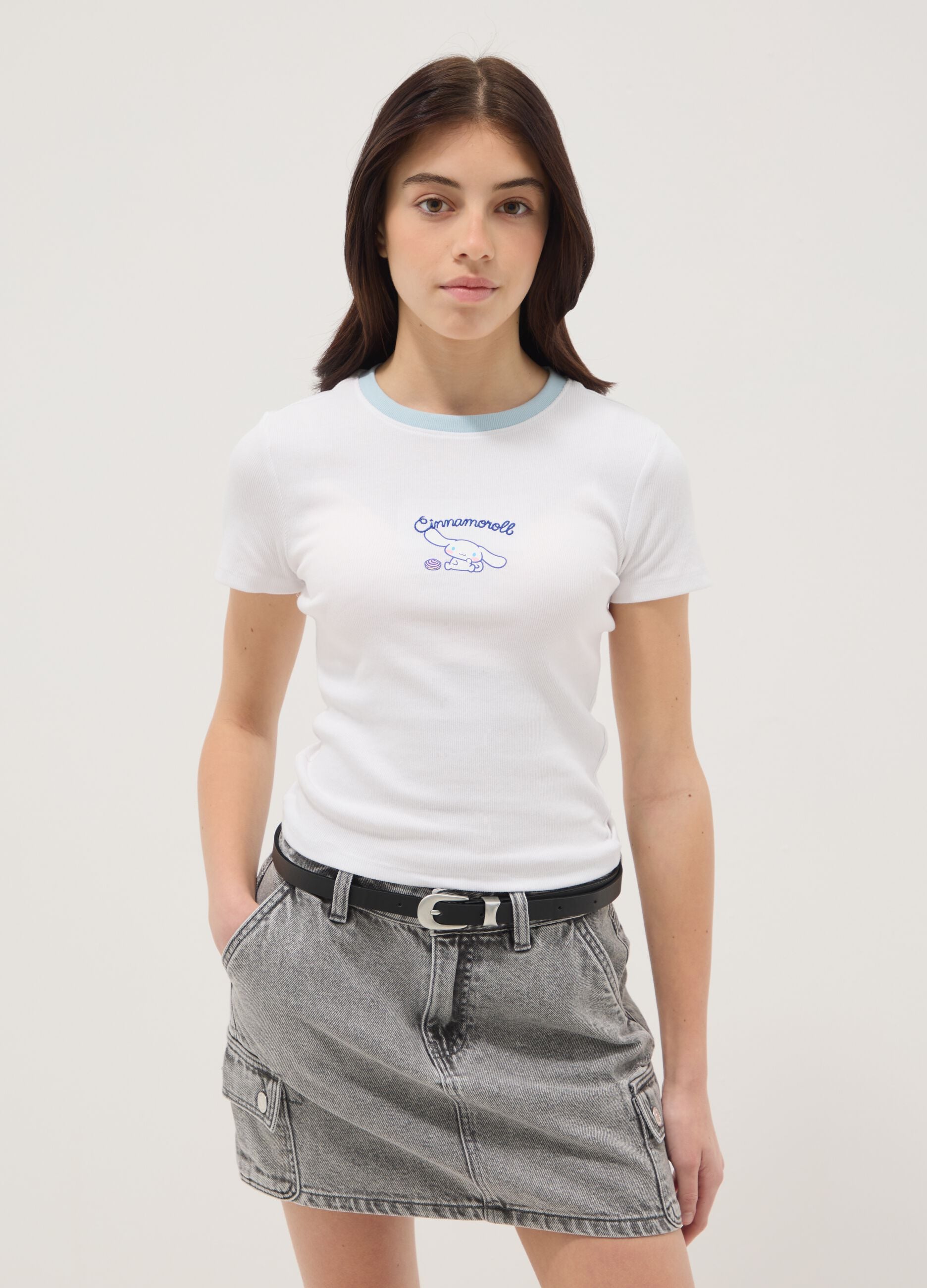 T-shirt fitted bianca in cotone elasticizzato da ragazza con ricamo