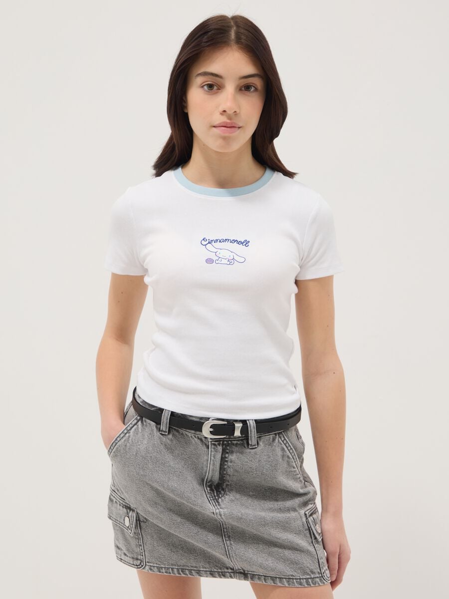 T-shirt fitted bianca in cotone elasticizzato da ragazza con ricamo_0