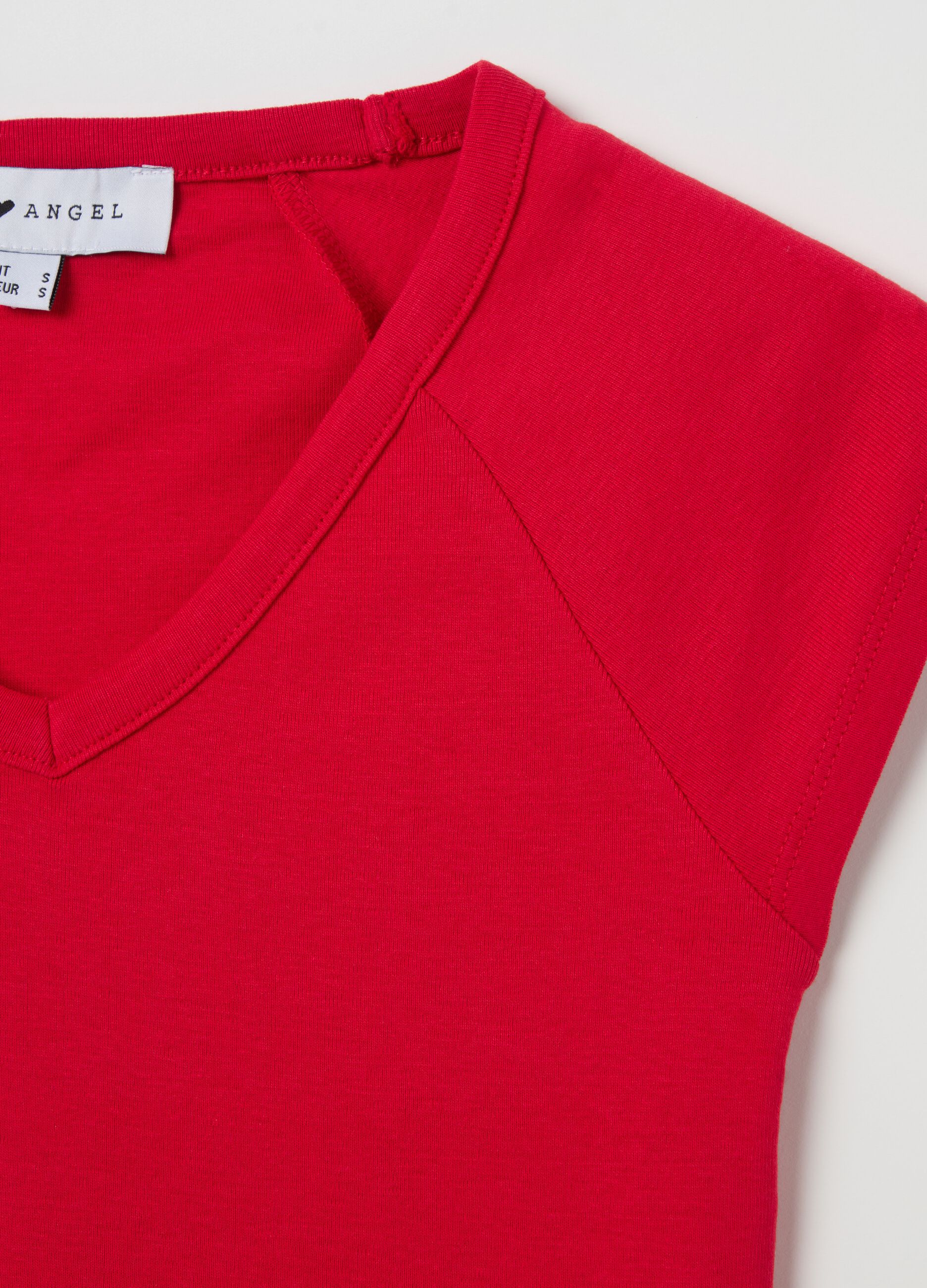 Solid colour T-shirt with V neck