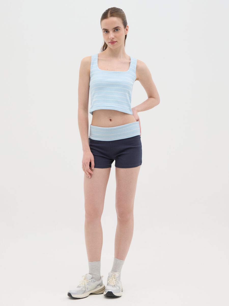 Pantaloncini da donna in puro cotone multicolor slim fit con risvolto a righe azzurre_0