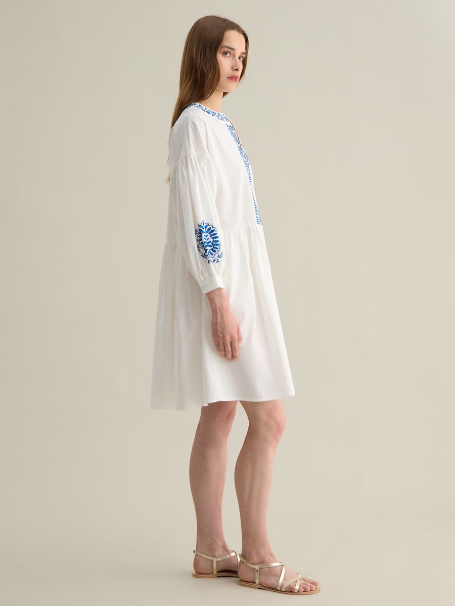 White dress with blue embroidery in cotton_1