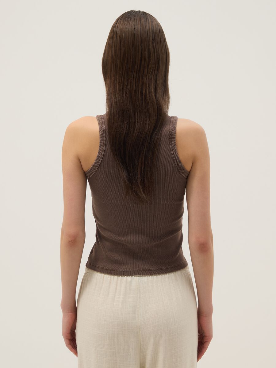 Tank top fitted marrone in cotone elasticizzato a costine_3
