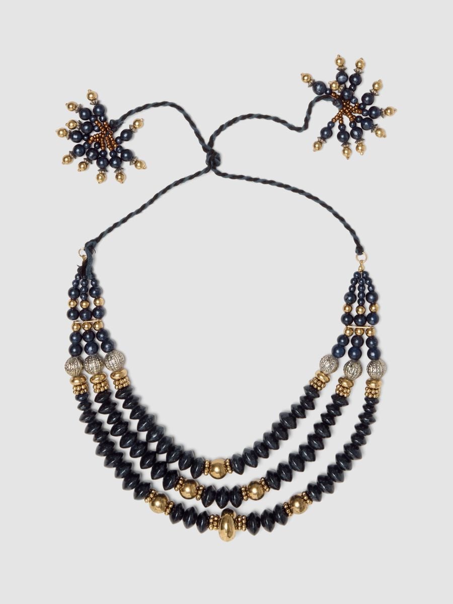 Collana blu scuro a tre fili con perline_0
