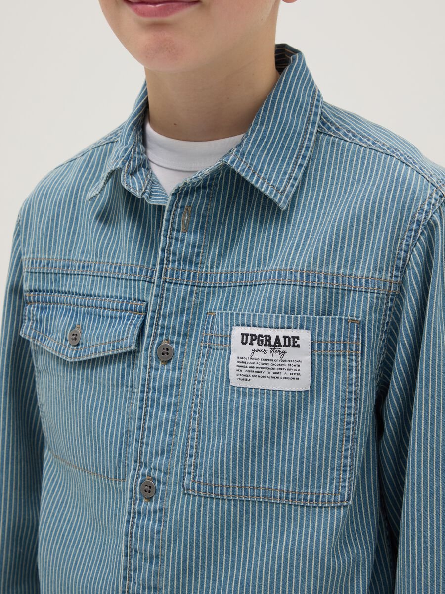 Camicia in puro cotone azzurra vestibilit&agrave; over per ragazzi_2