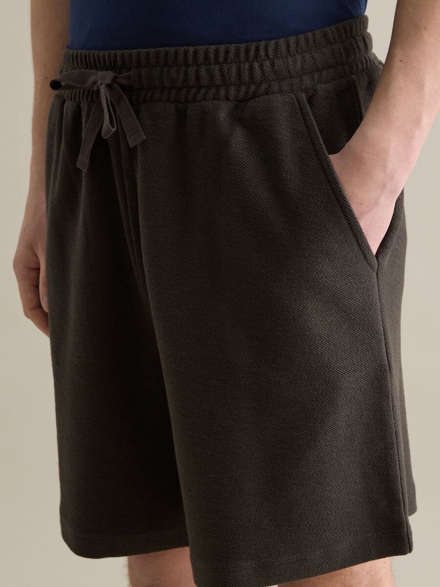 Brown Bermuda shorts in pure Piombo cotton_2