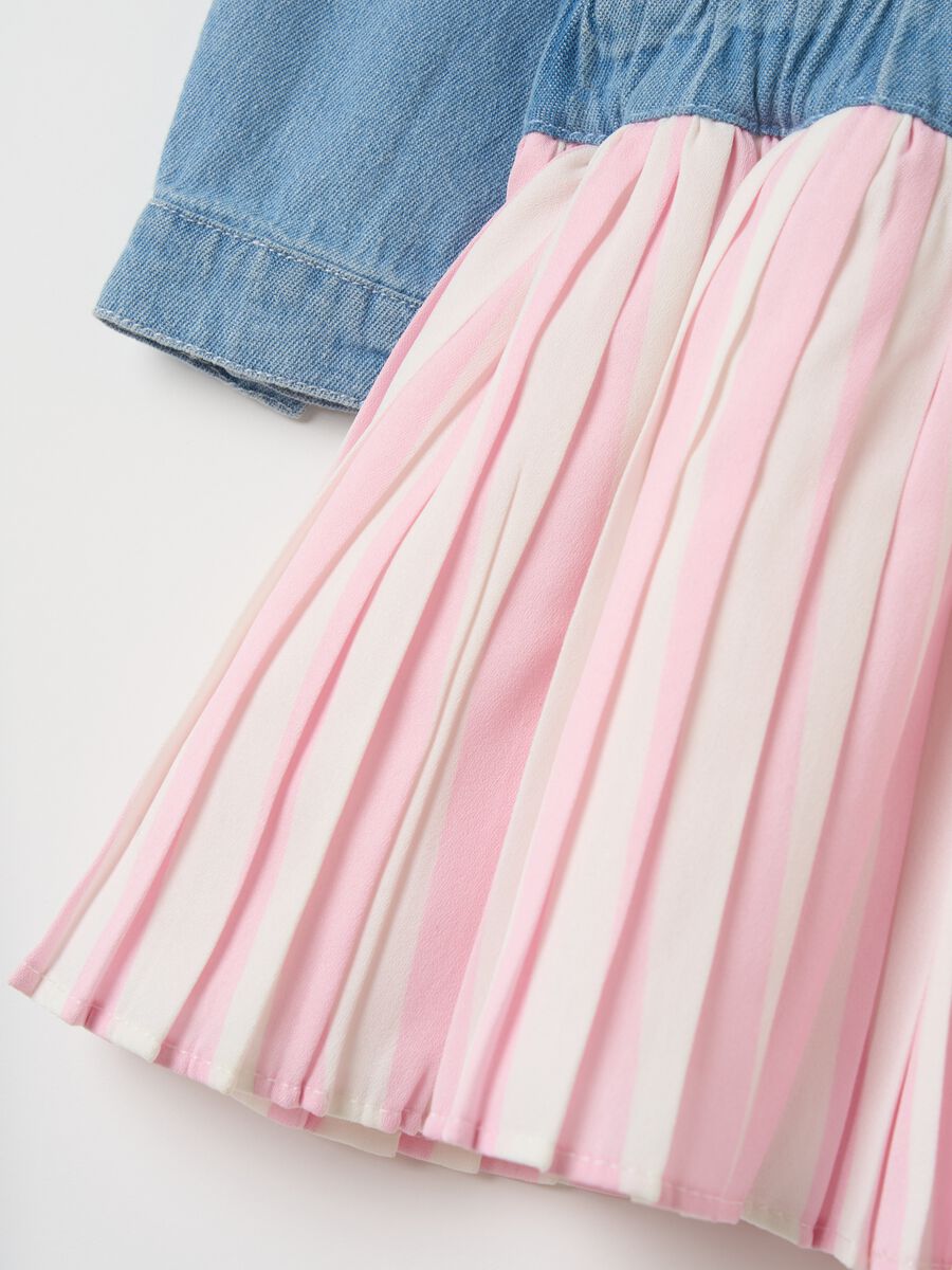 Abito in denim con gonna plissé_3
