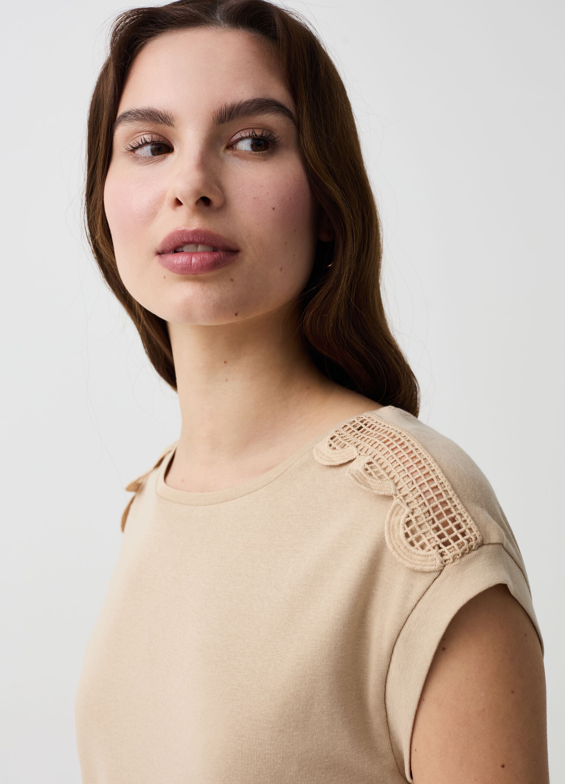 Sleeveless T-shirt with crochet application