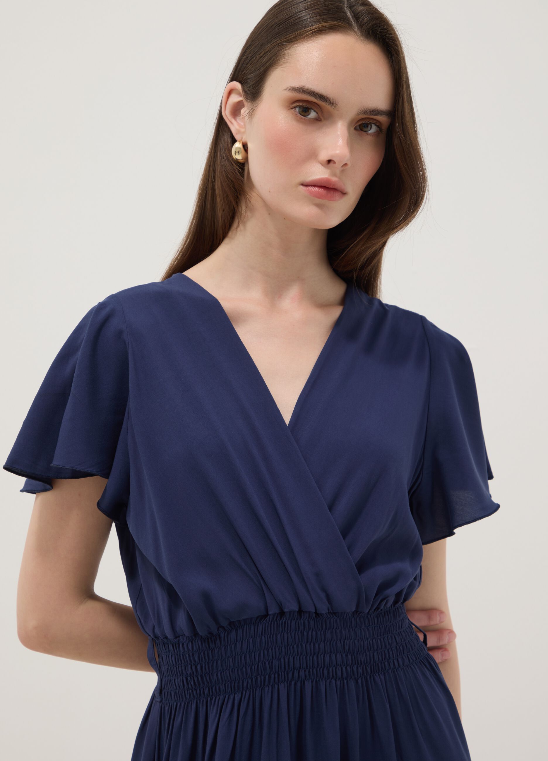 Abito blu lungo in pura viscosa con scollo incrociato regular fit