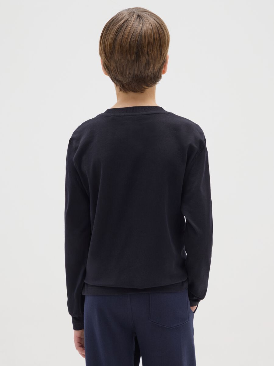 T-shirt nera da ragazzo in puro cotone over fit con stampa_1