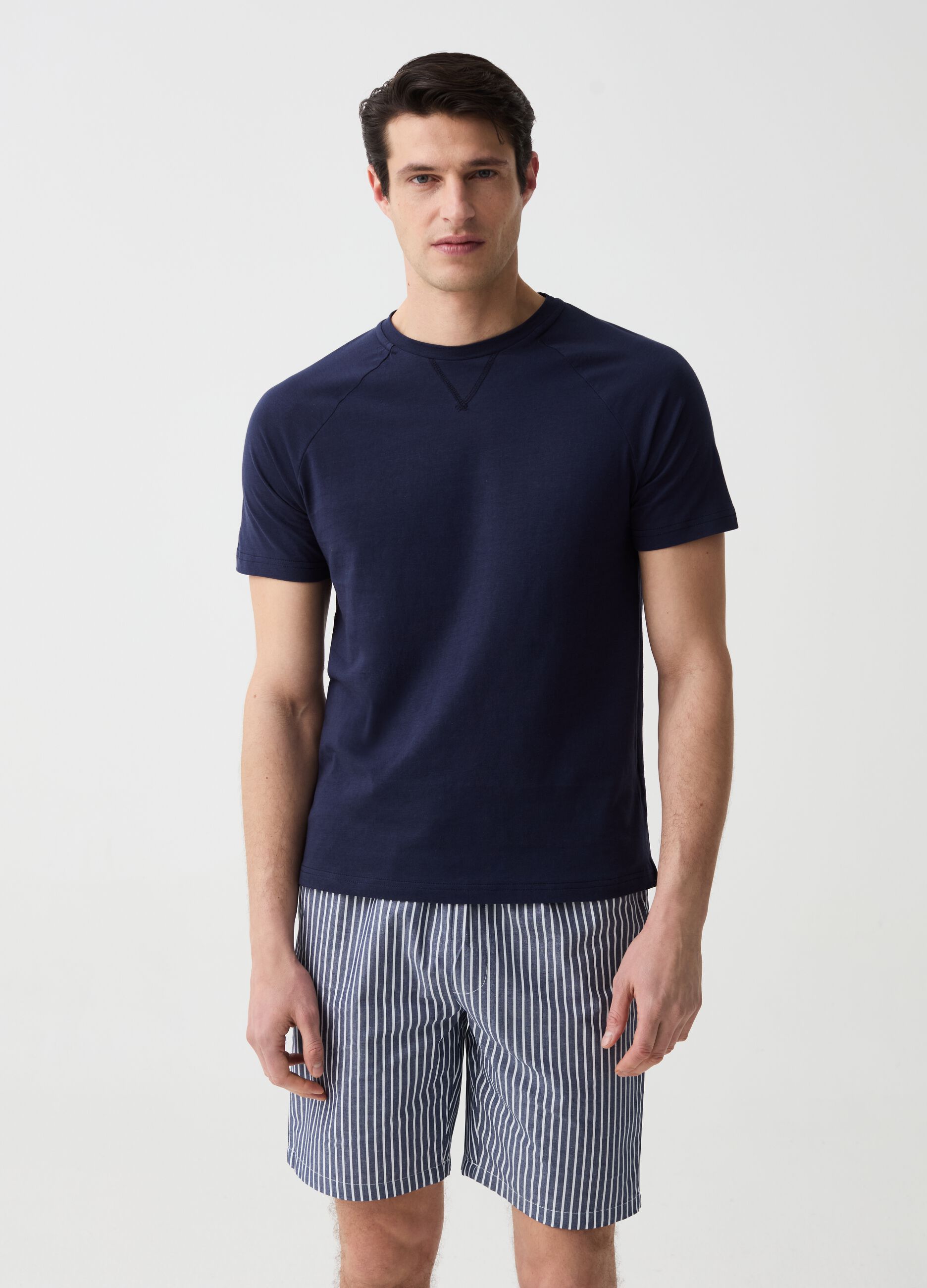 Short pyjamas with round neck with V detail