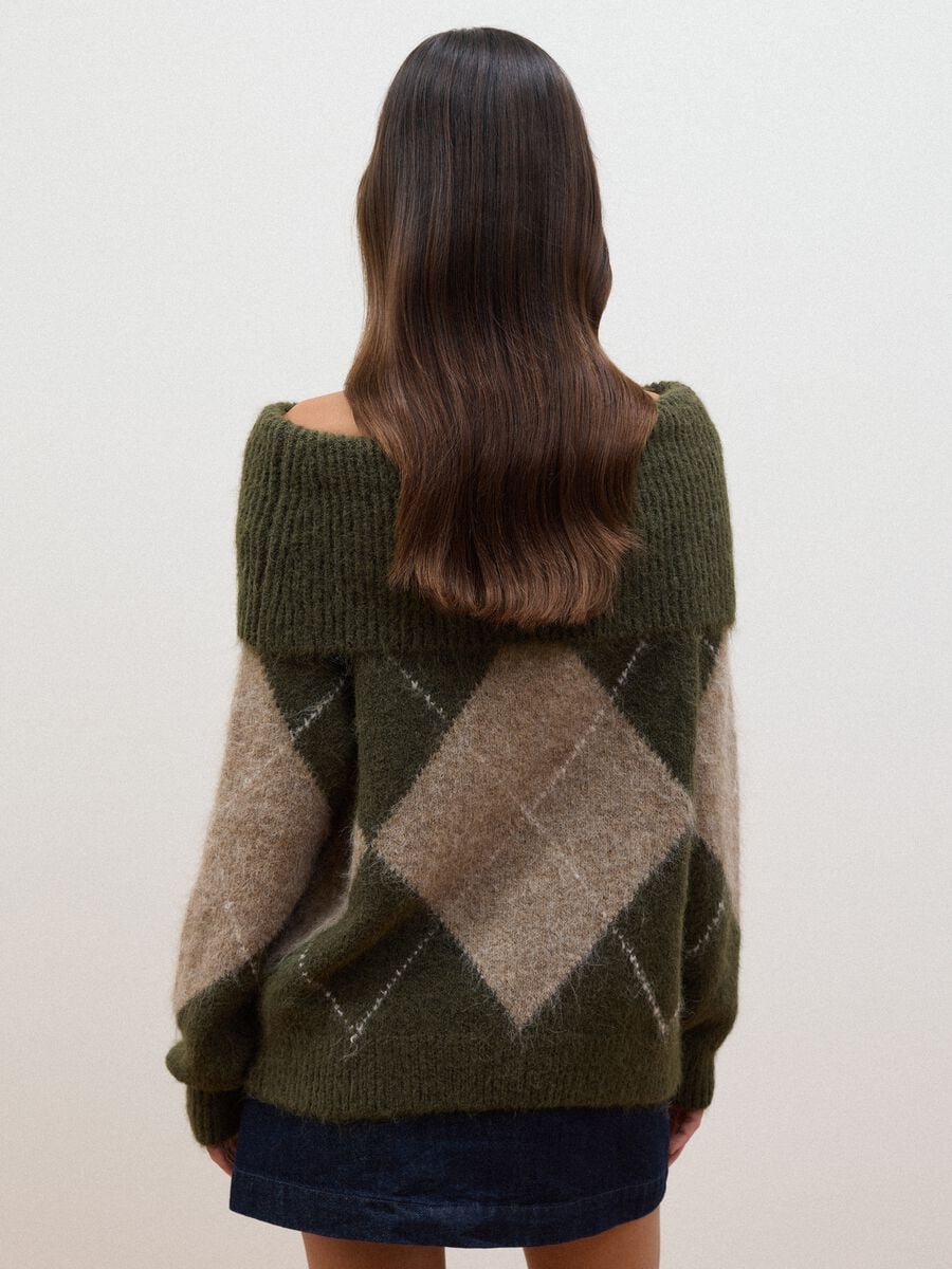 Maglione verde in lana elasticizzata con scollo a barchetta regular fit_3