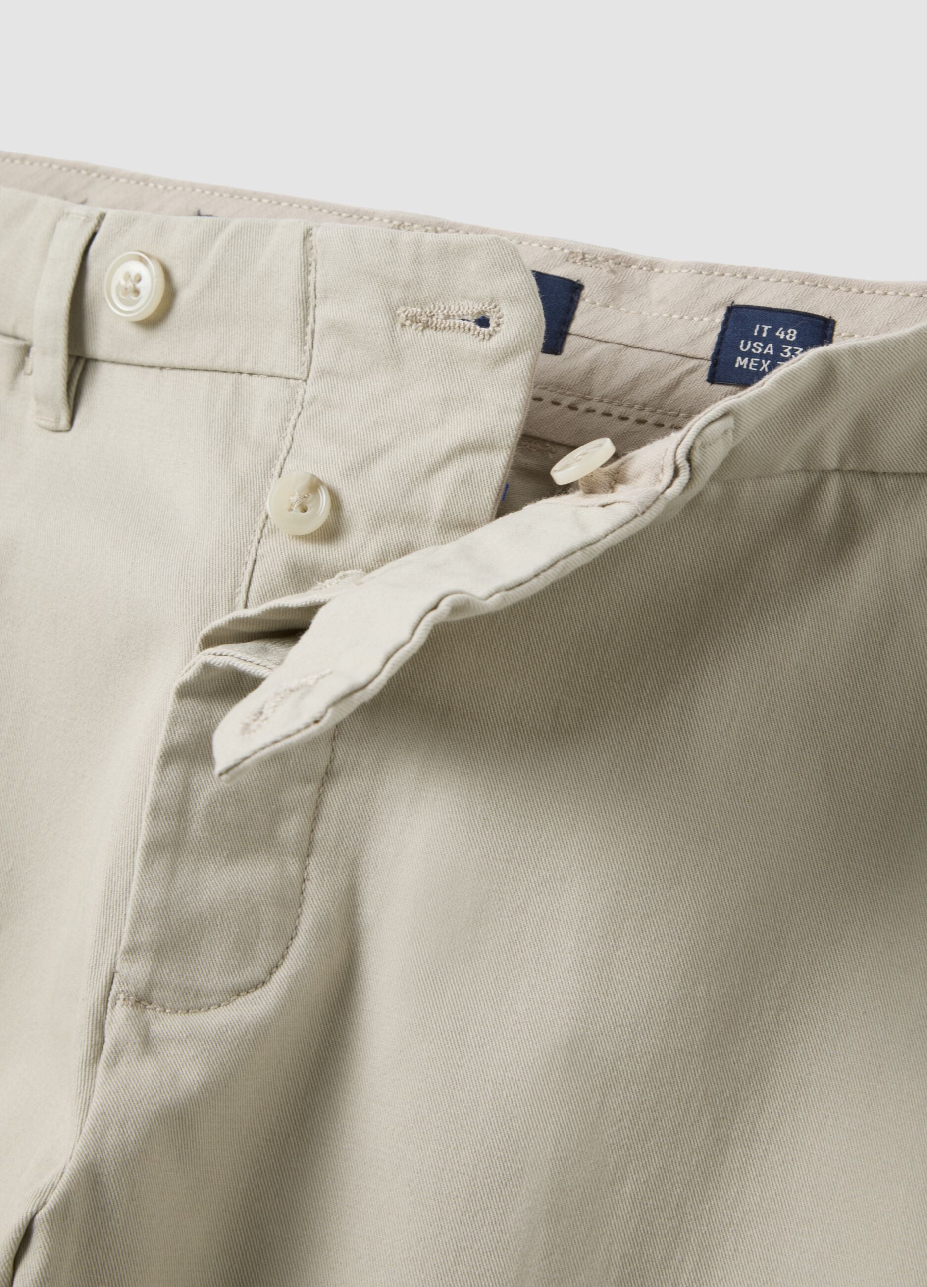 Pantaloni chino beige in puro cotone regular fit