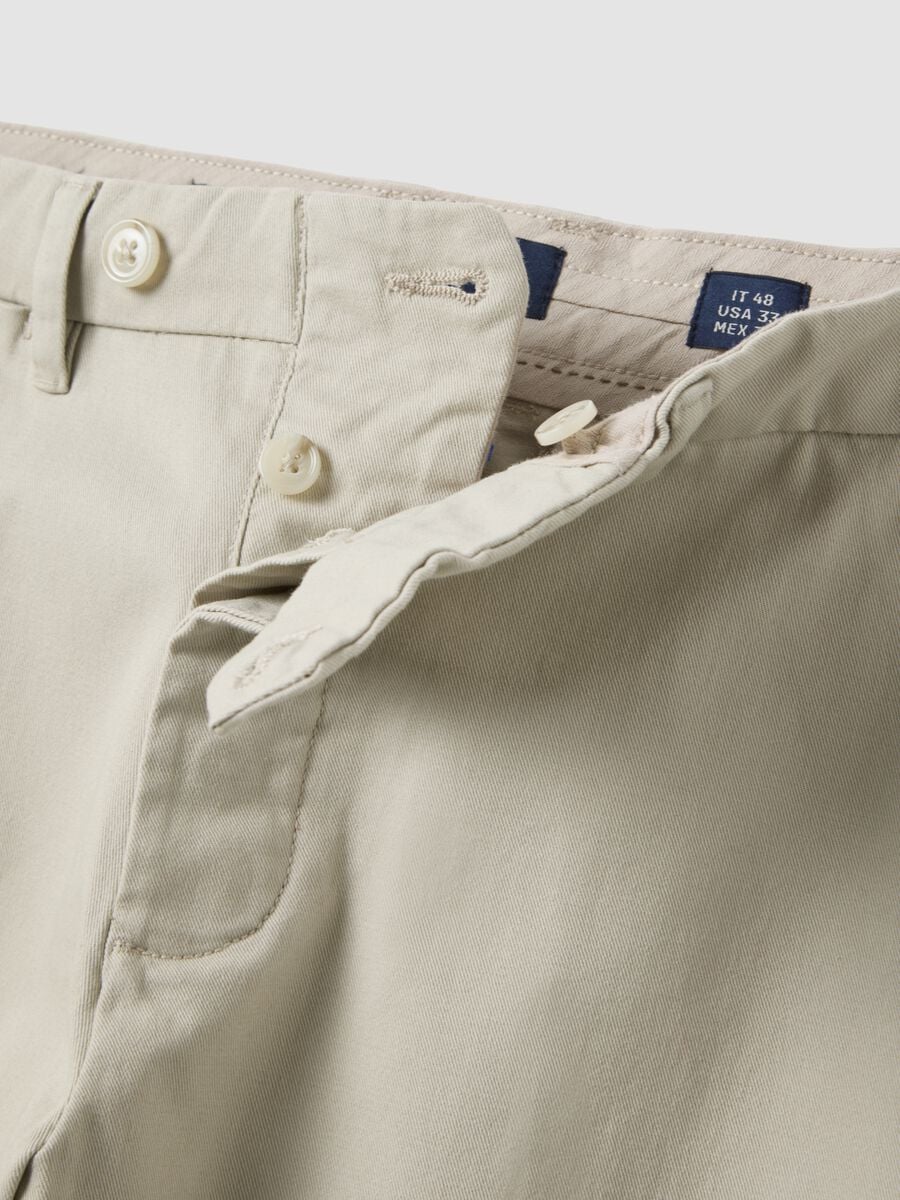Pantaloni chino beige in puro cotone regular fit_5