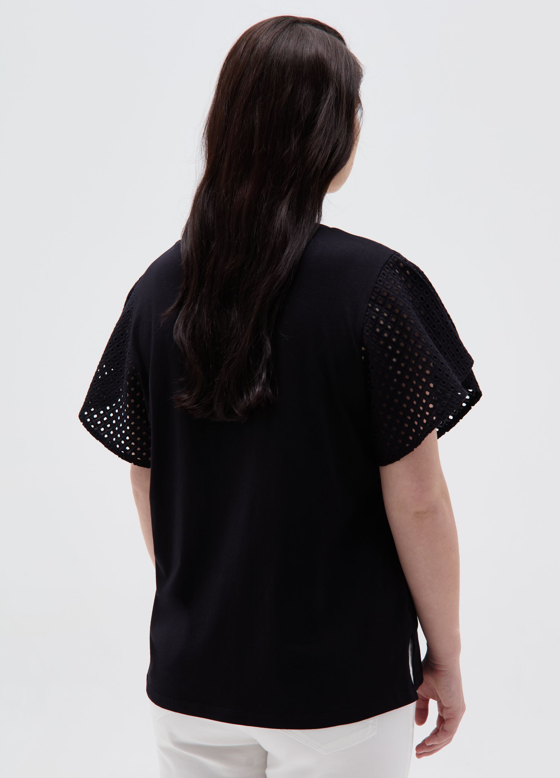 Curvy T-shirt and butterfly sleeves in broderie anglaise