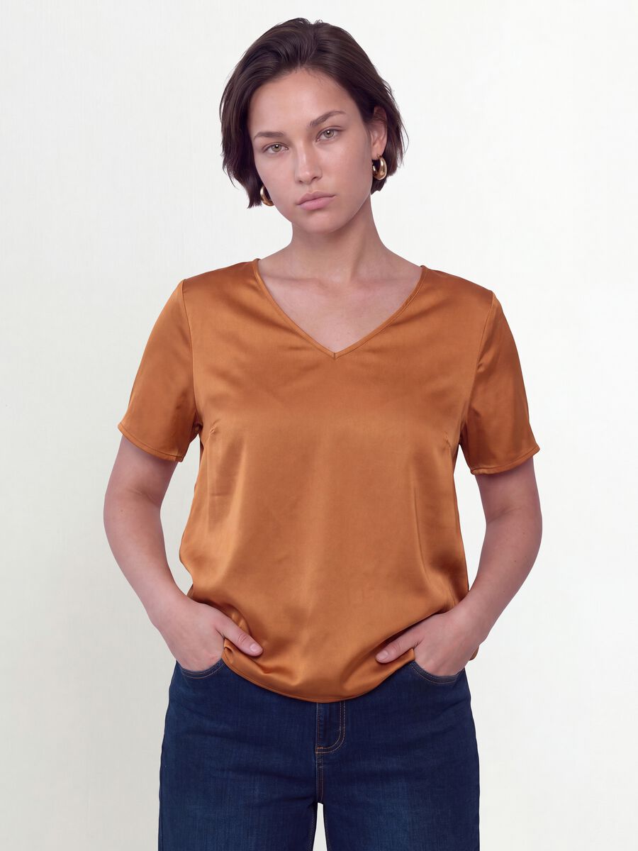 Blusa satinata marrone in tessuto elasticizzato con scollo a V regular fit_0