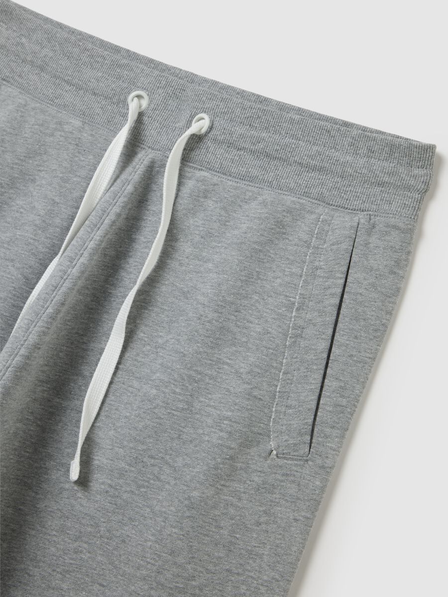 Men's grey cotton blend relaxed fit shorts with adjustable drawstring_5