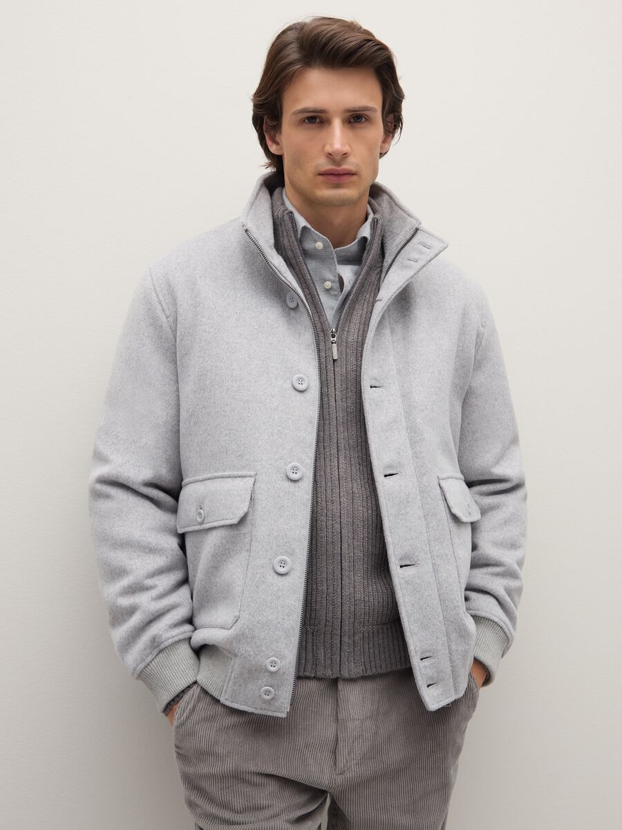 Giacca imbottita grigia regular fit con zip e bottoni_1