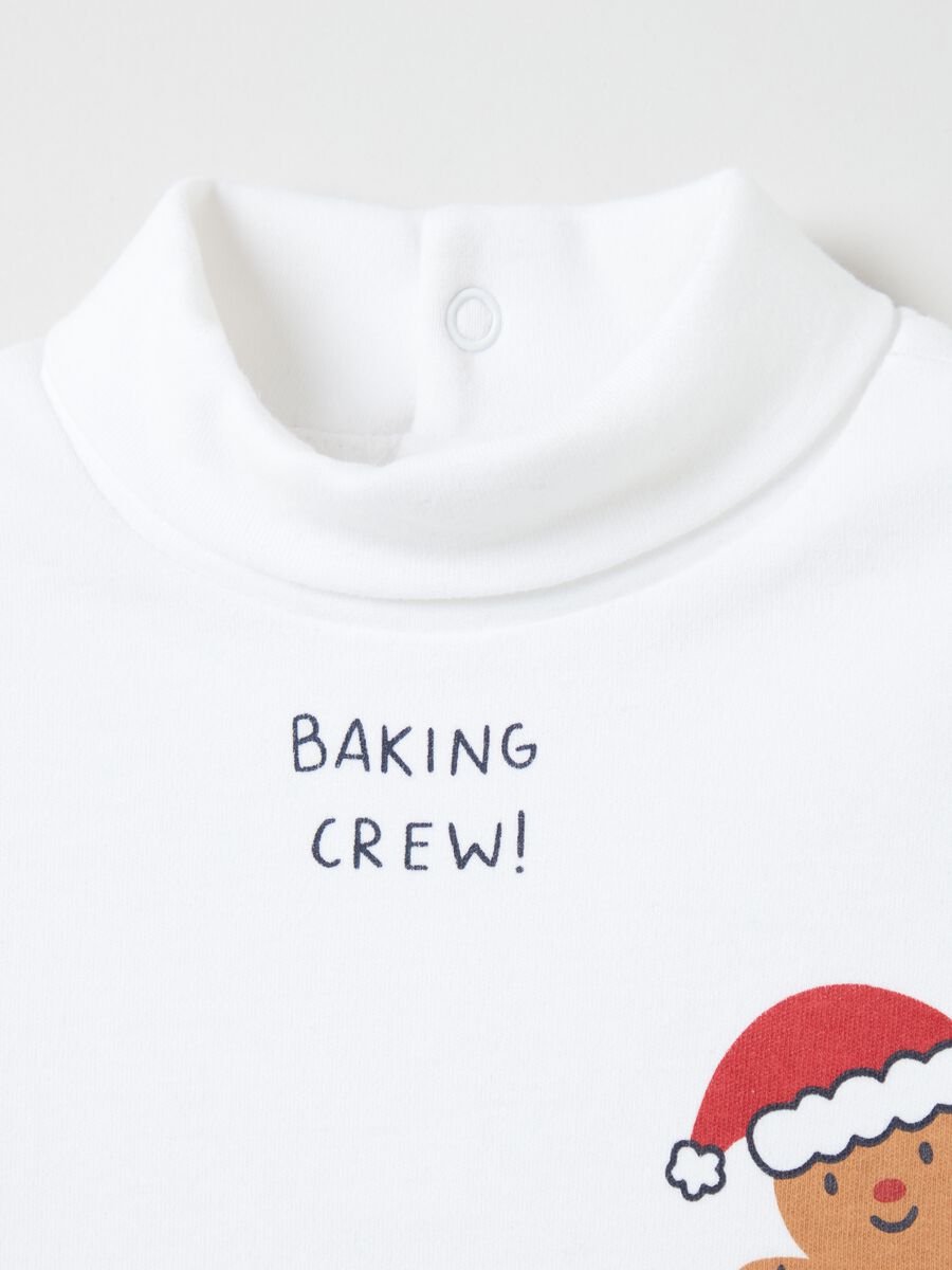 T-shirt a collo alto con stampa natalizia_2