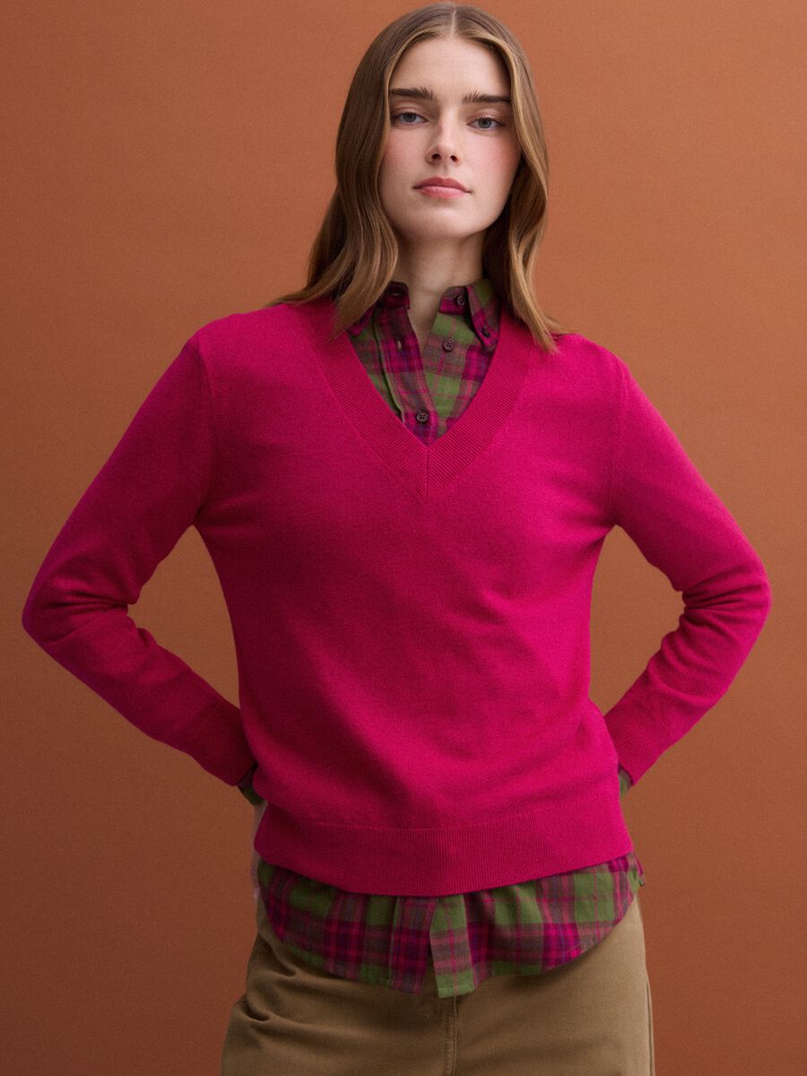 Red pure wool jumper with deep V-neck_1
