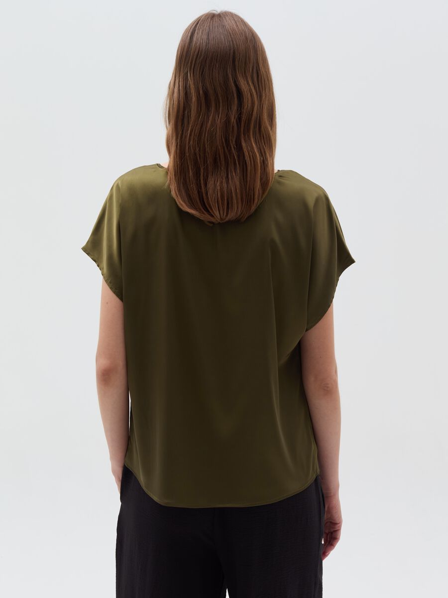 Blusa in satin con maniche a kimono_2