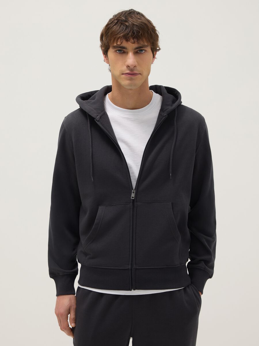 Felpa in misto cotone nera regular fit con zip e cappuccio_0