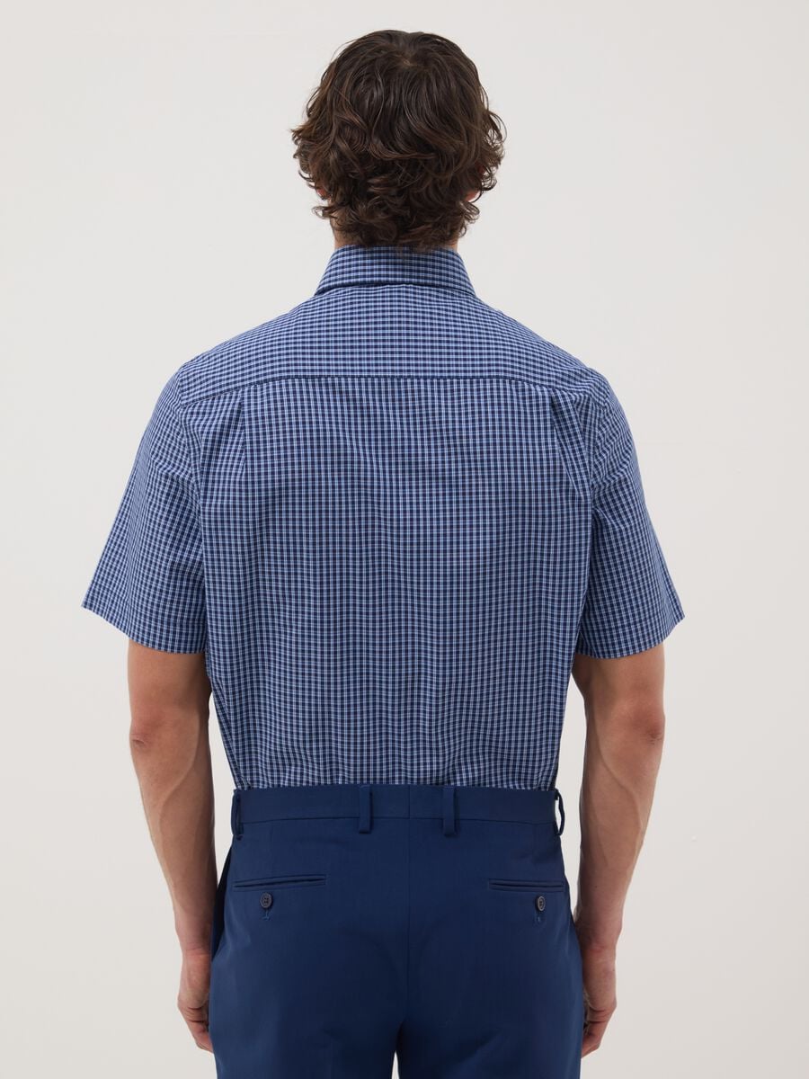 Camicia blu a quadri a maniche corte_1