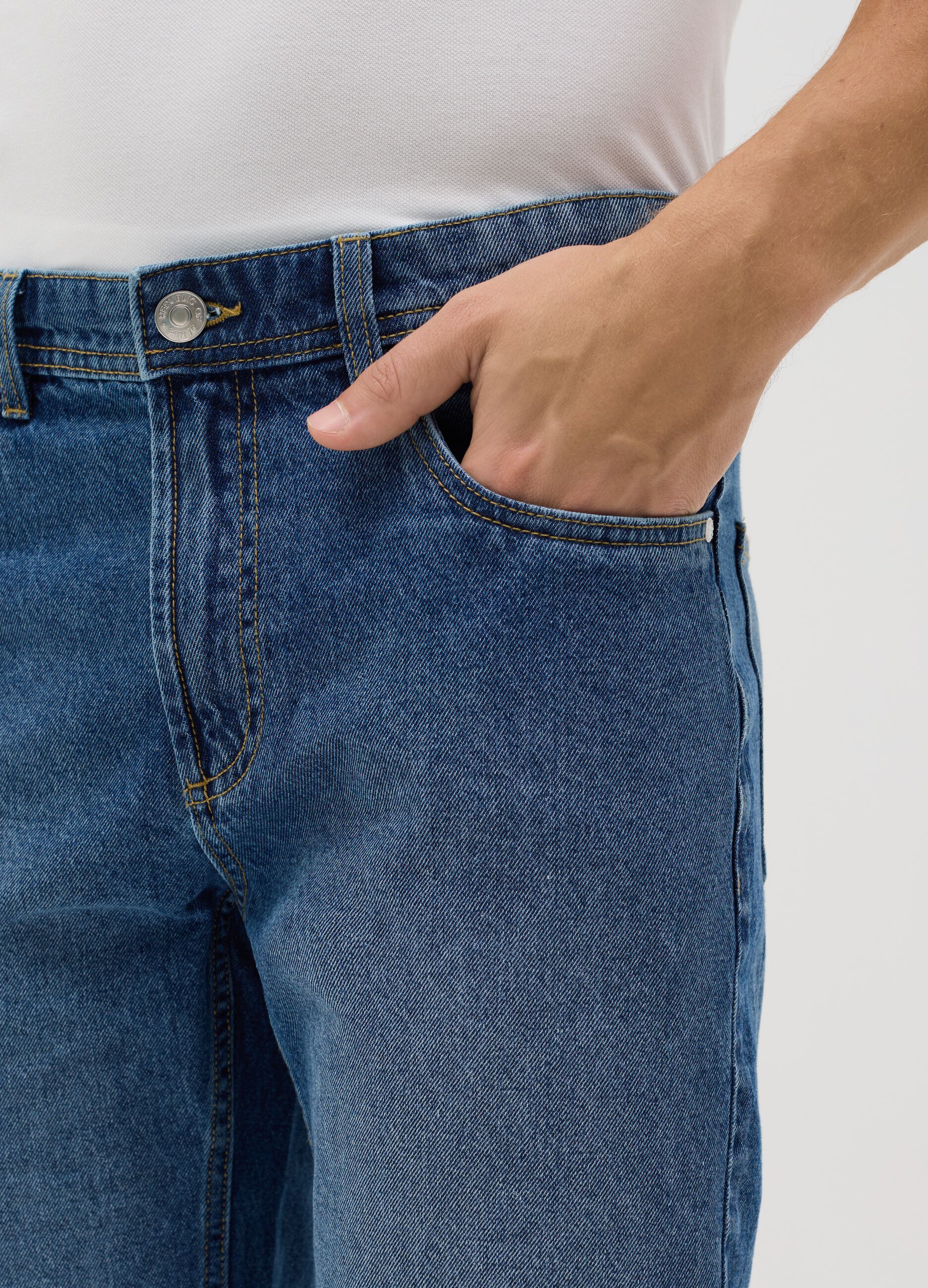 Light blue slim-fit Bermuda shorts in denim