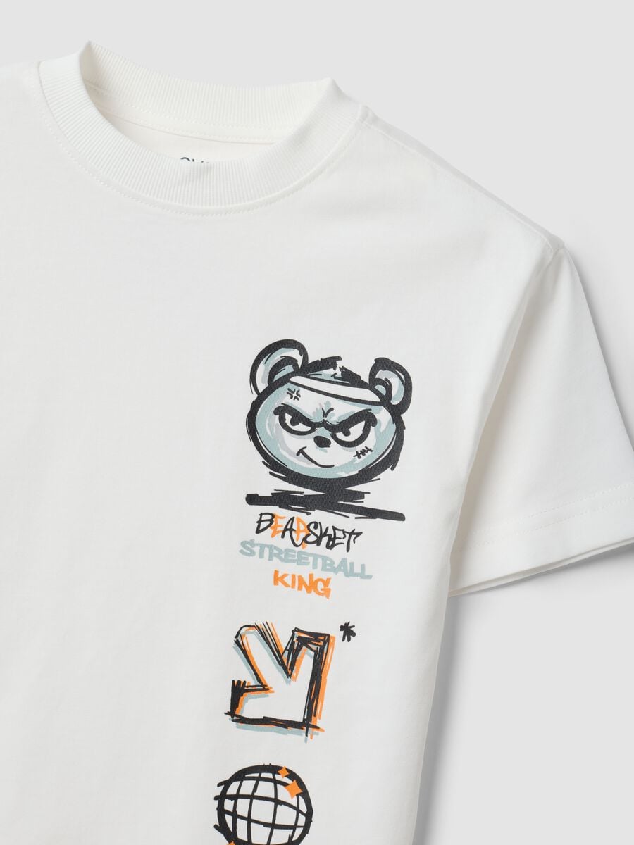 T-shirt over bianca in puro cotone con stampa grafica per bambino_3