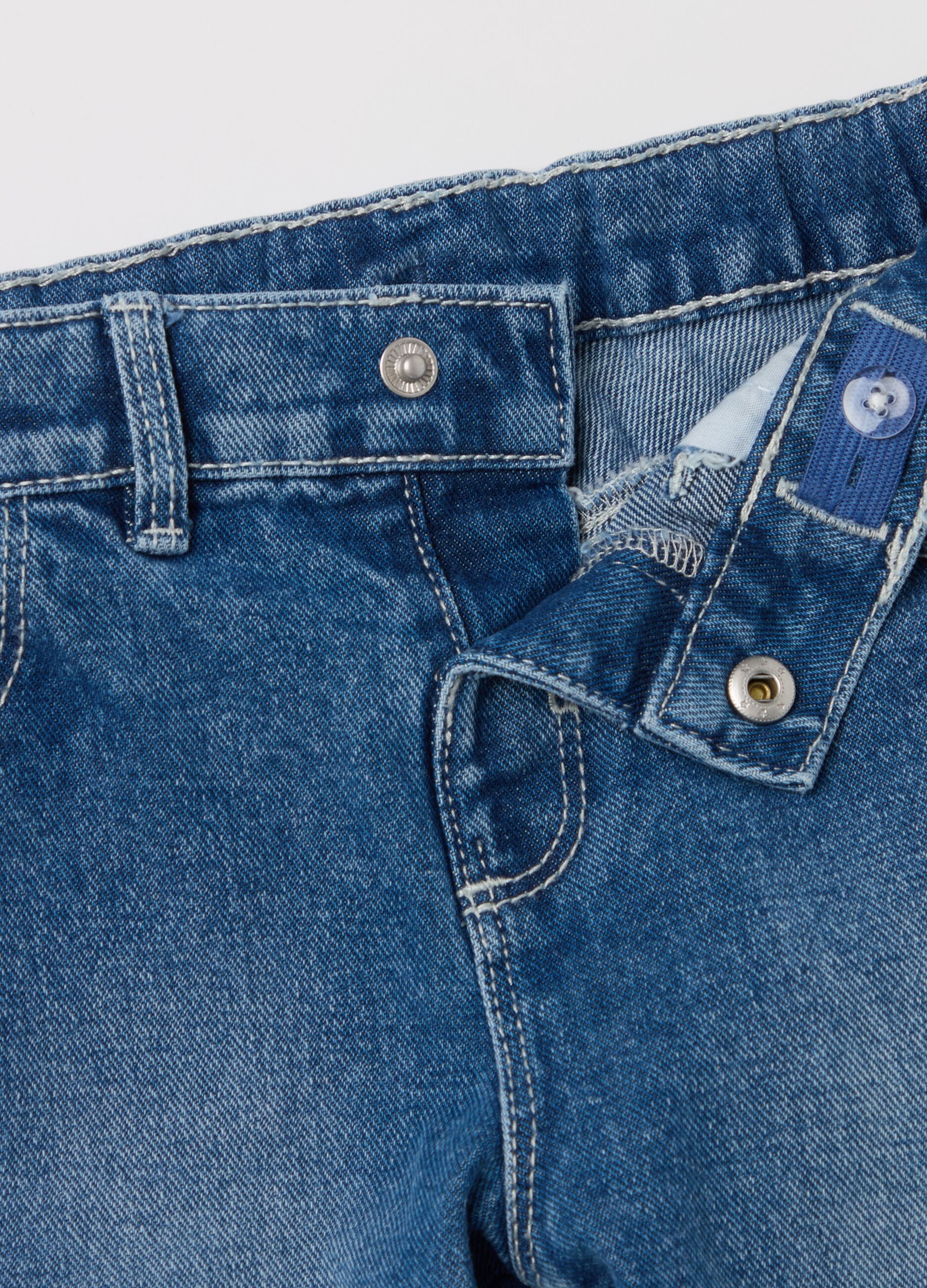 Five-pocket jeans with crocodiles print