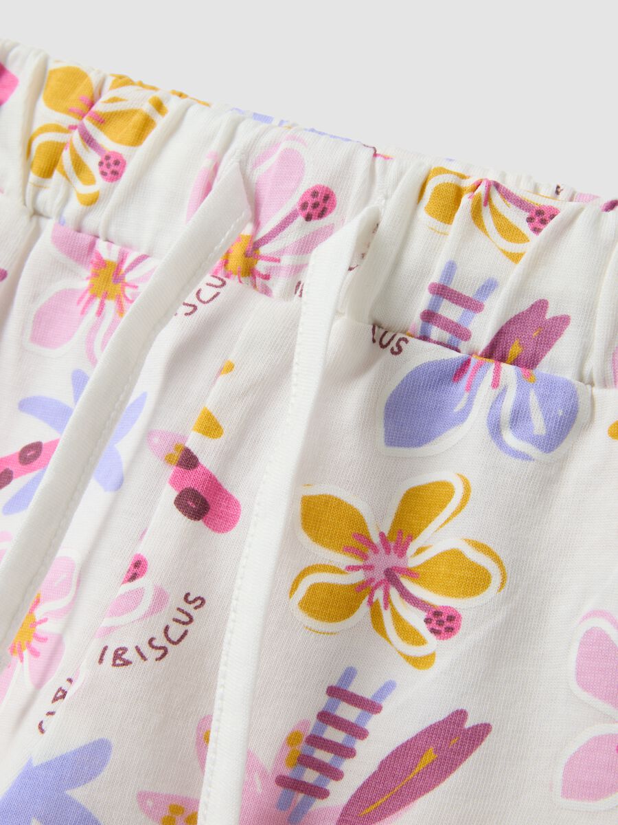 White organic cotton floral shorts for baby girls_2