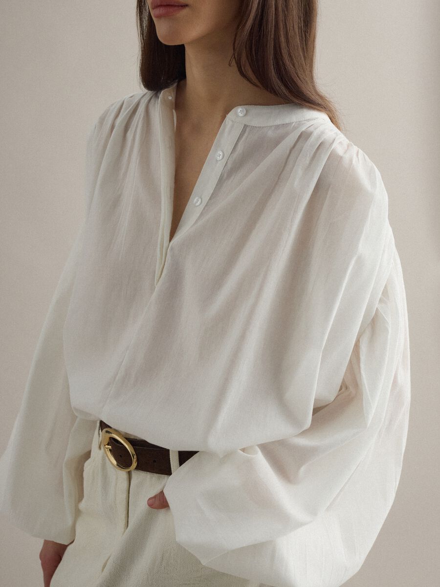 Blusa in puro cotone bianca oversize fit con maniche ampie_0