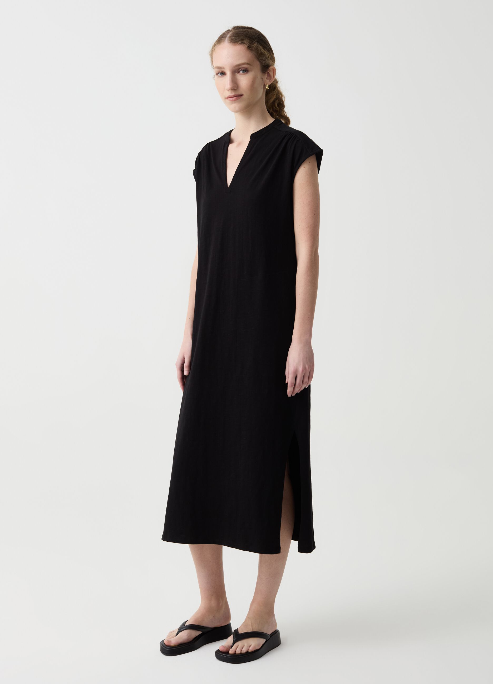 Essential long dress with V-neck