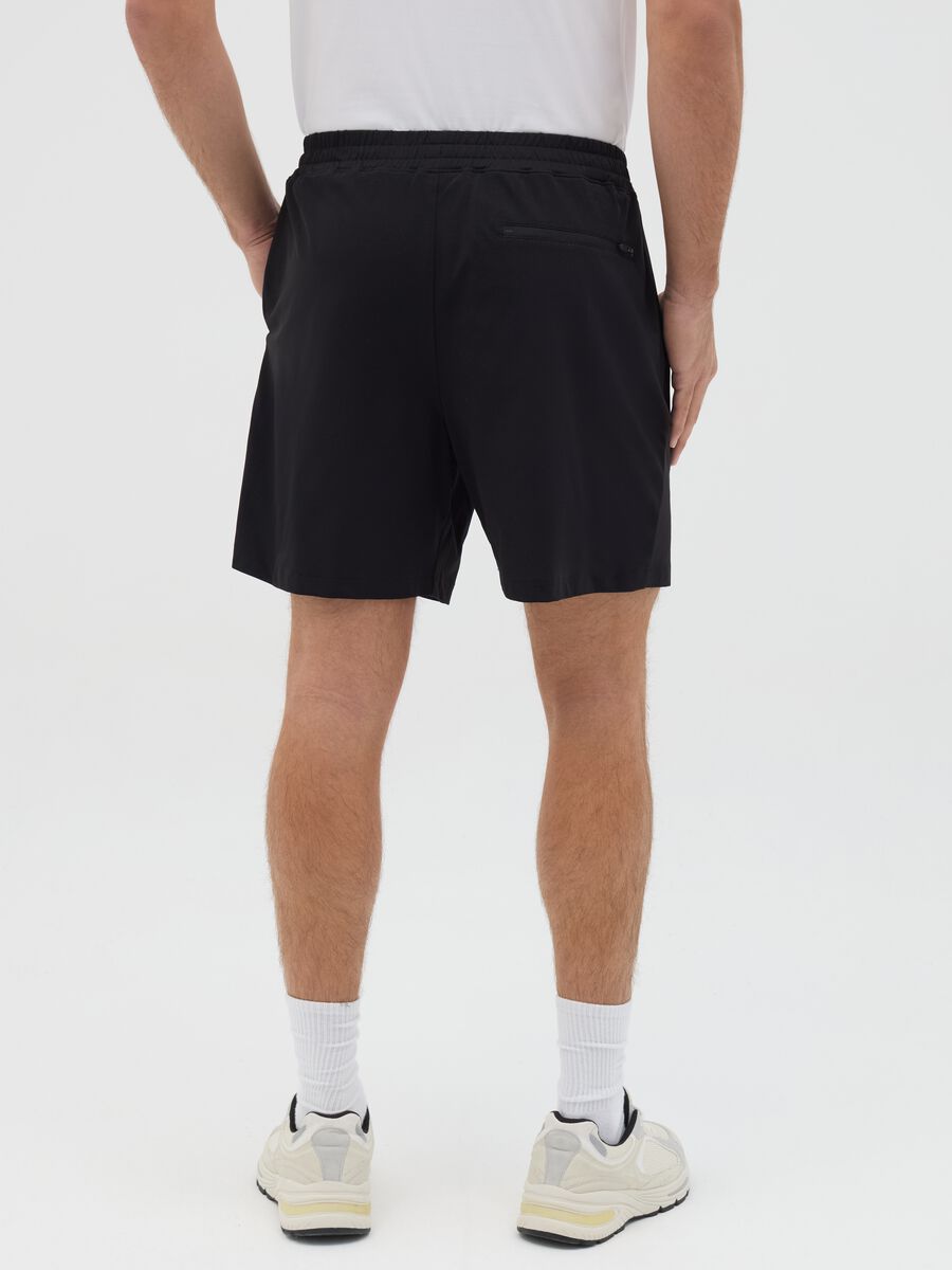 Black Bermuda joggers in stretch fabric_3