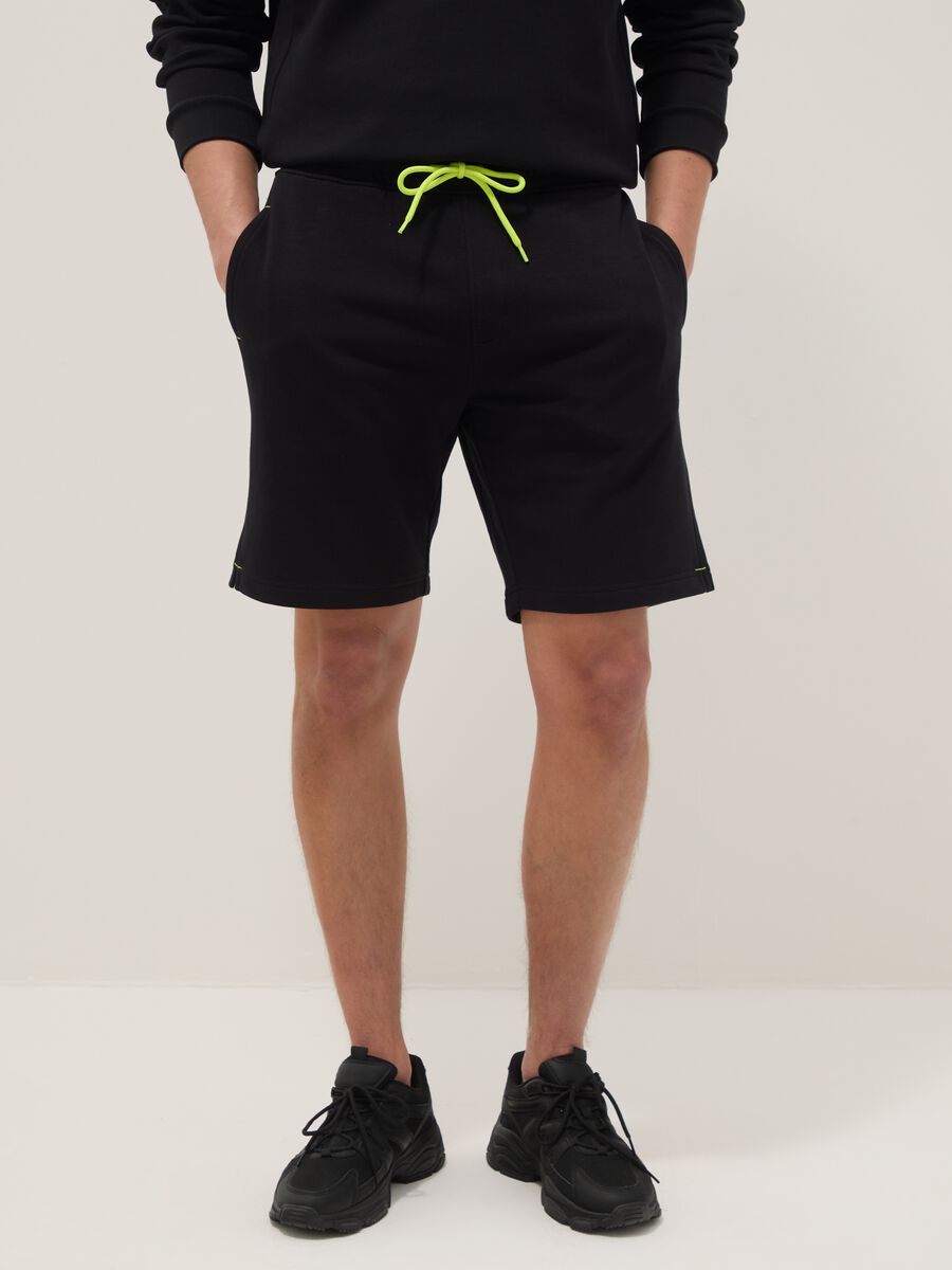 Black cotton-blend Bermuda shorts with elasticated waist, regular fit_1