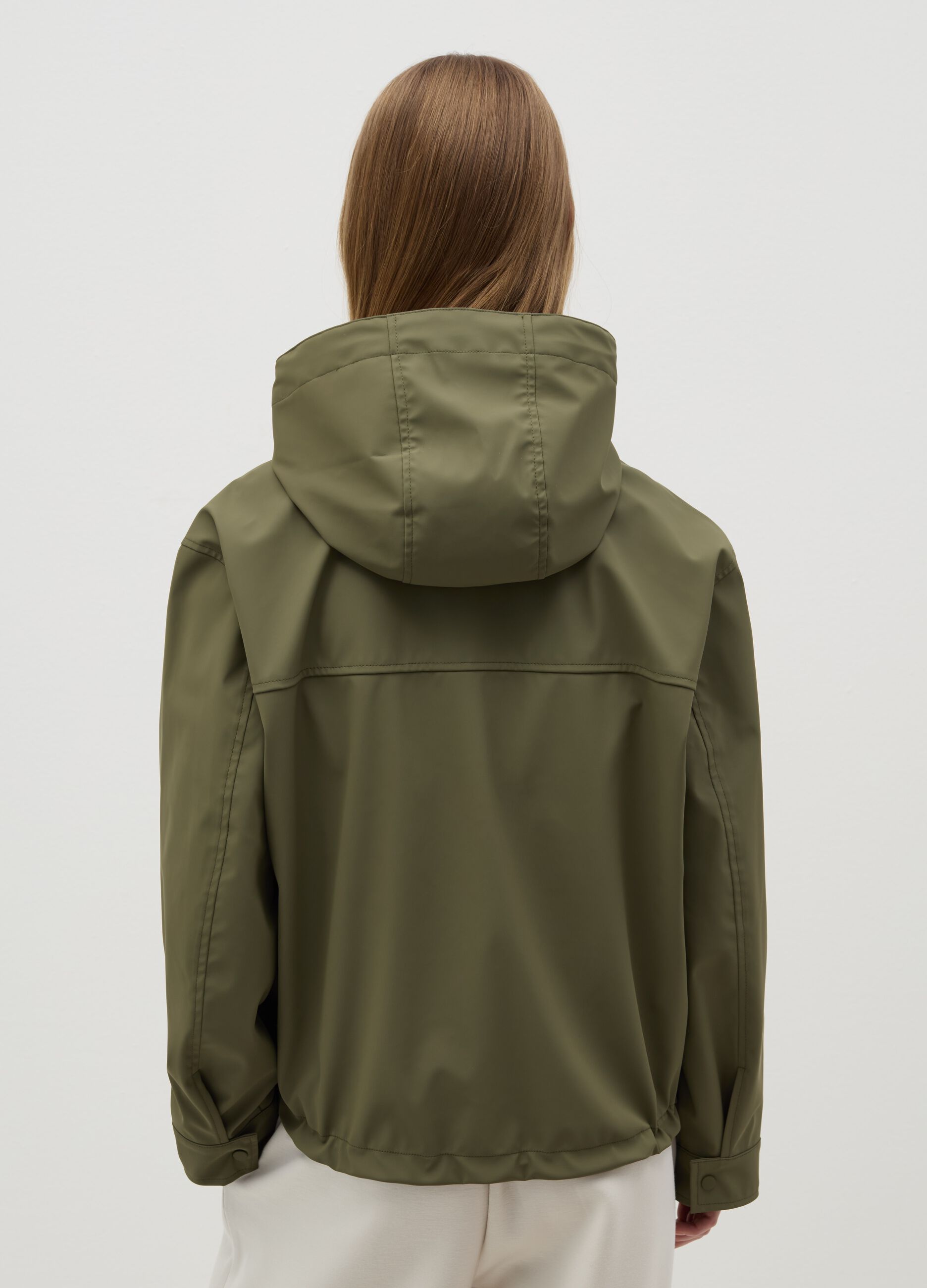 Short parka with hood and drawstring