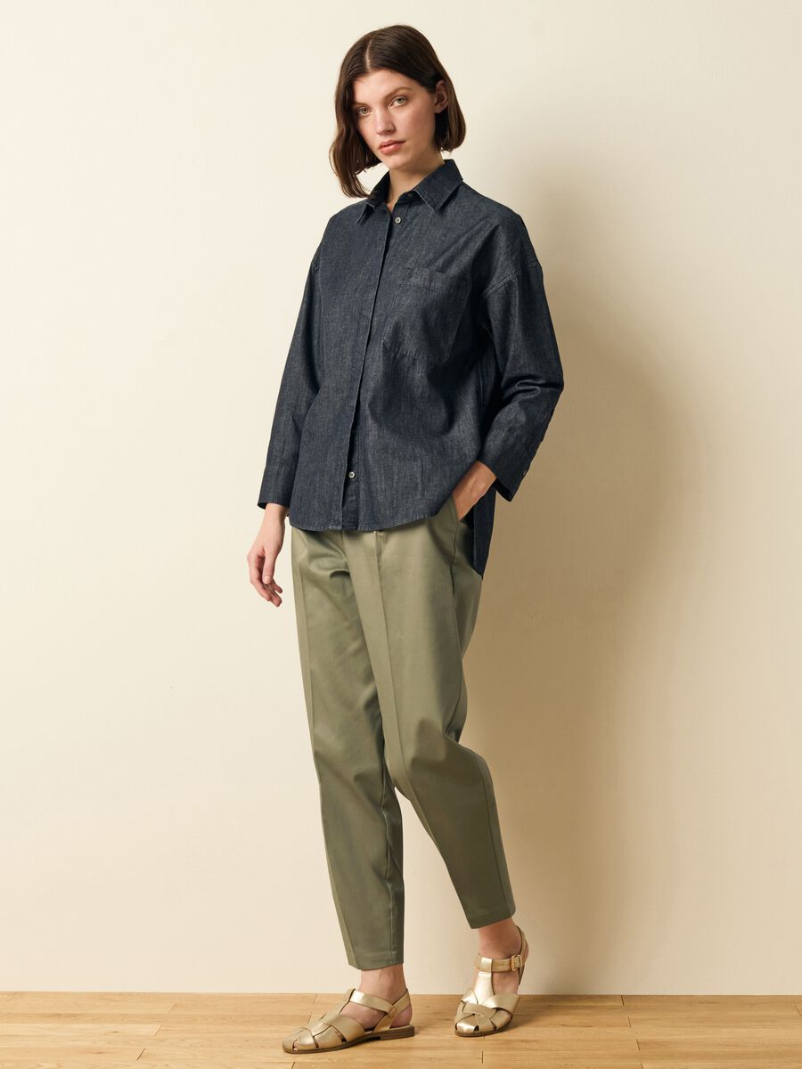 Cropped chino trousers with darts_0