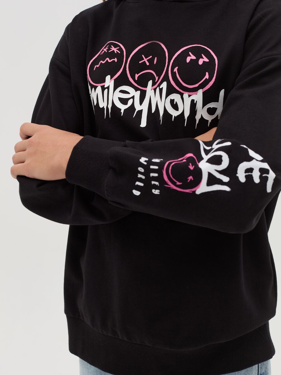 Sweatshirt with hood “Smiling World” print_1