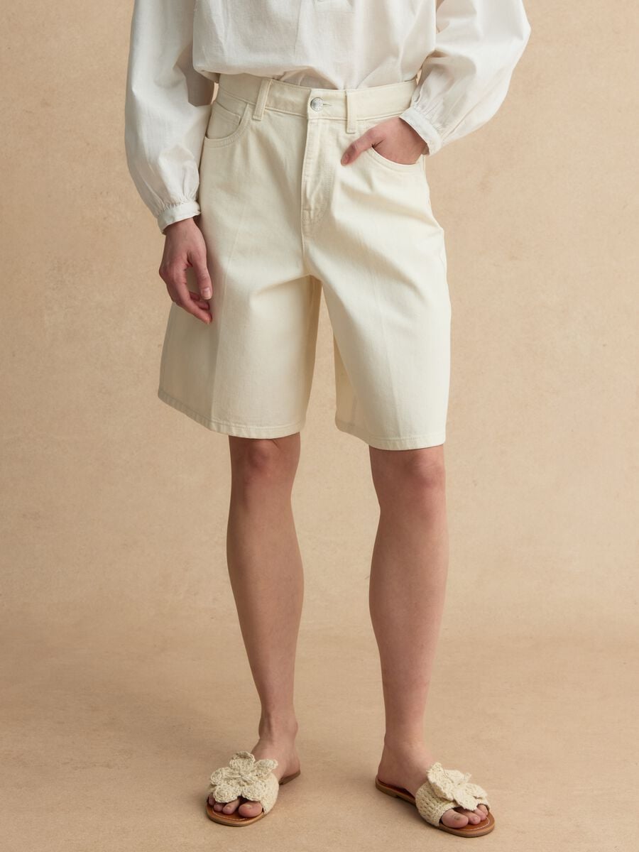 White cotton denim wide leg shorts_1