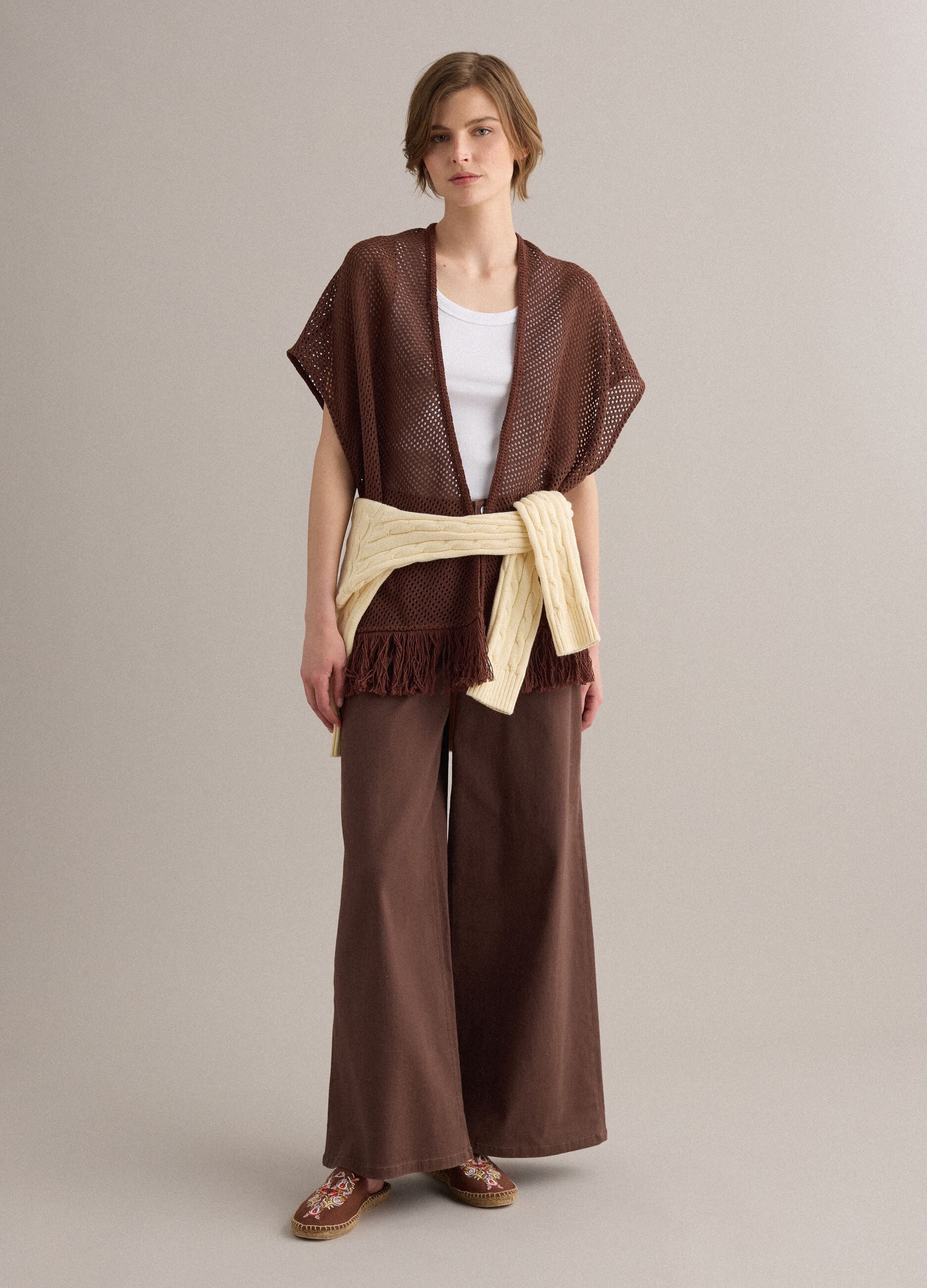 Cardigan marrone in misto viscosa a rete con frange