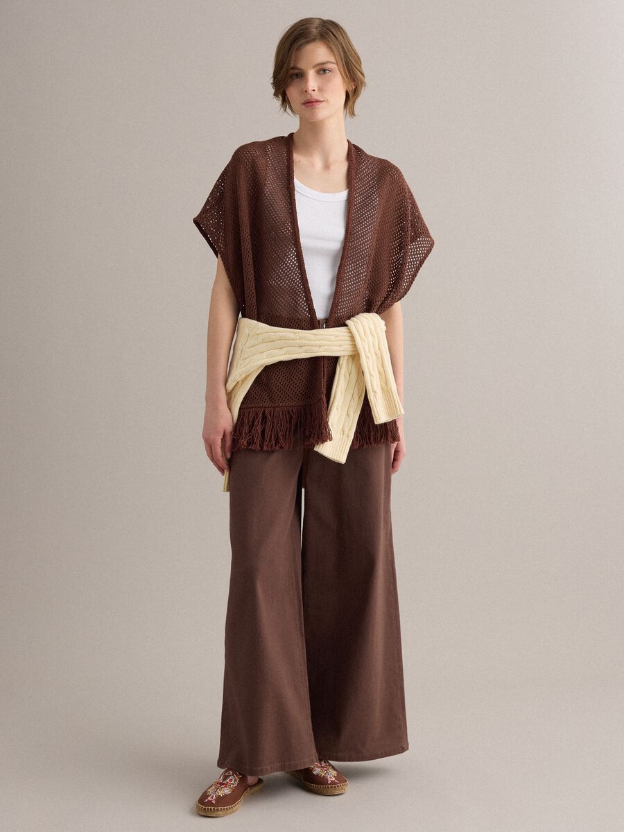 Cardigan marrone in misto viscosa a rete con frange_1
