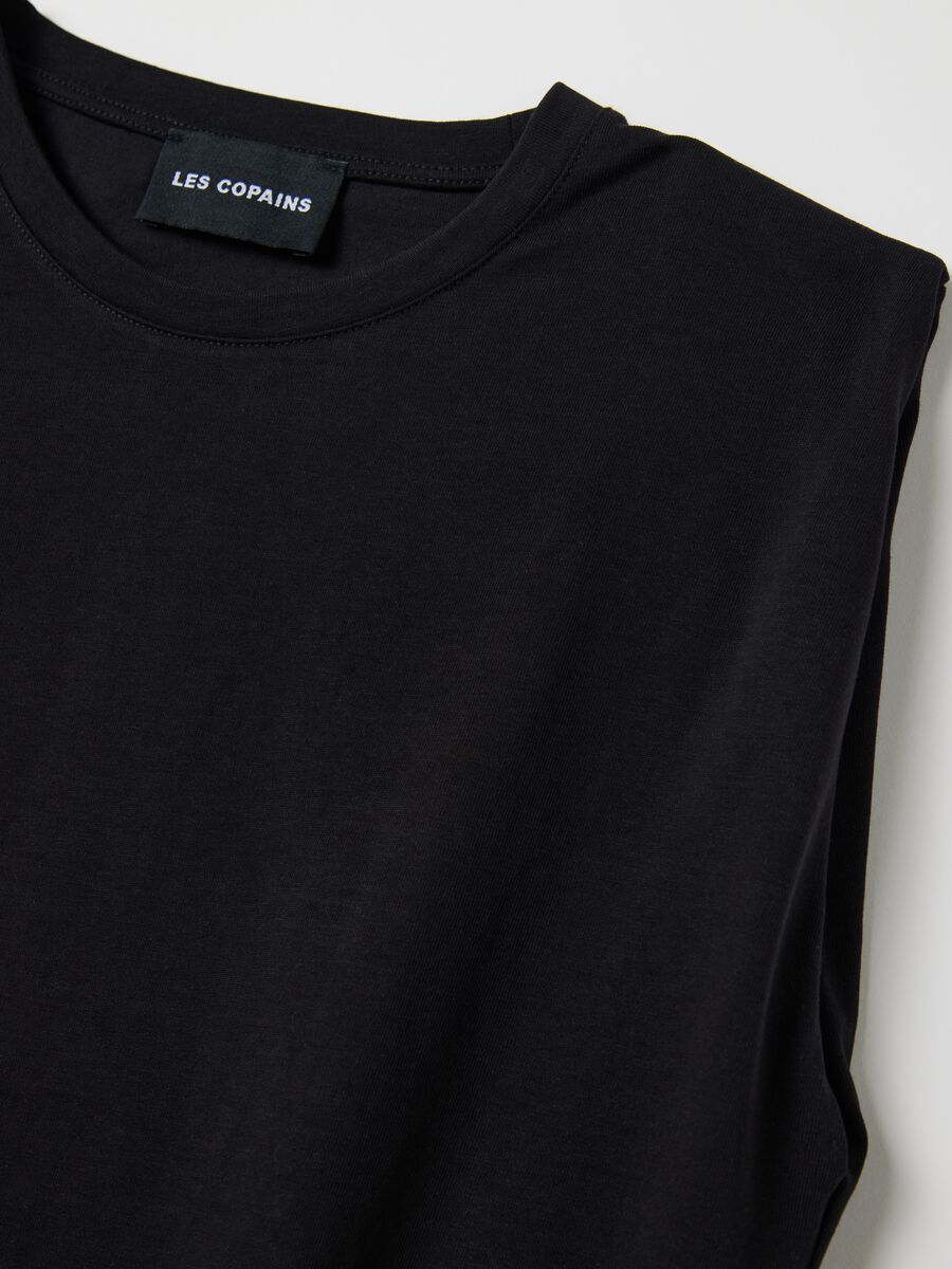 T-shirt smanicata boxy fit con spalline nera_1