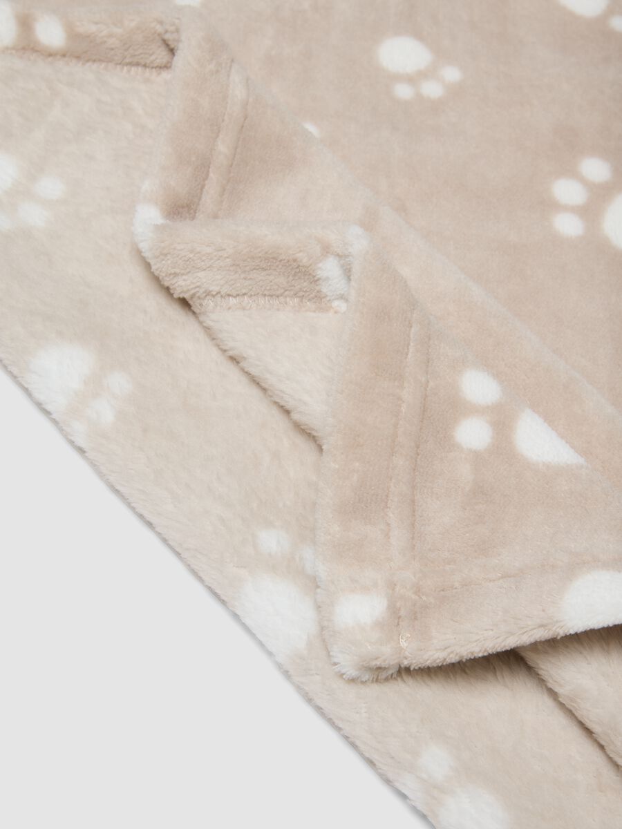Copertina beige con stampa zampette per neonati_2