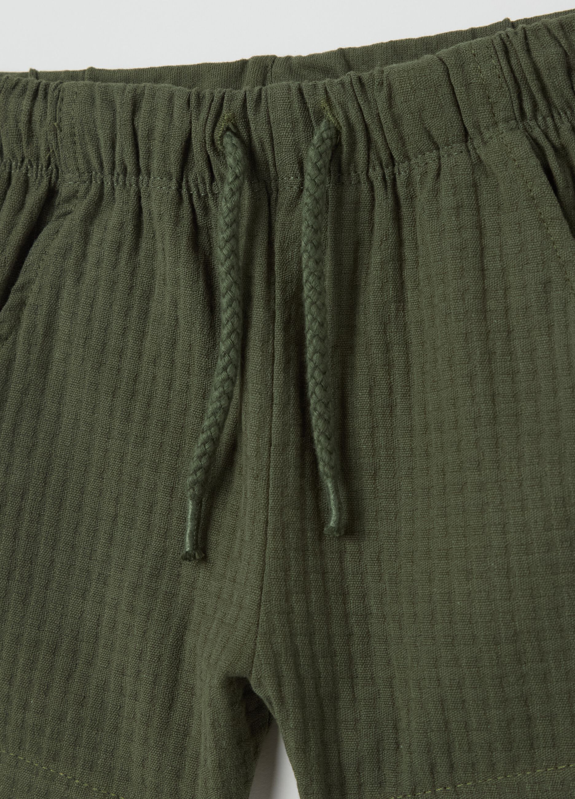 Bermuda verdi con coulisse trama waffle