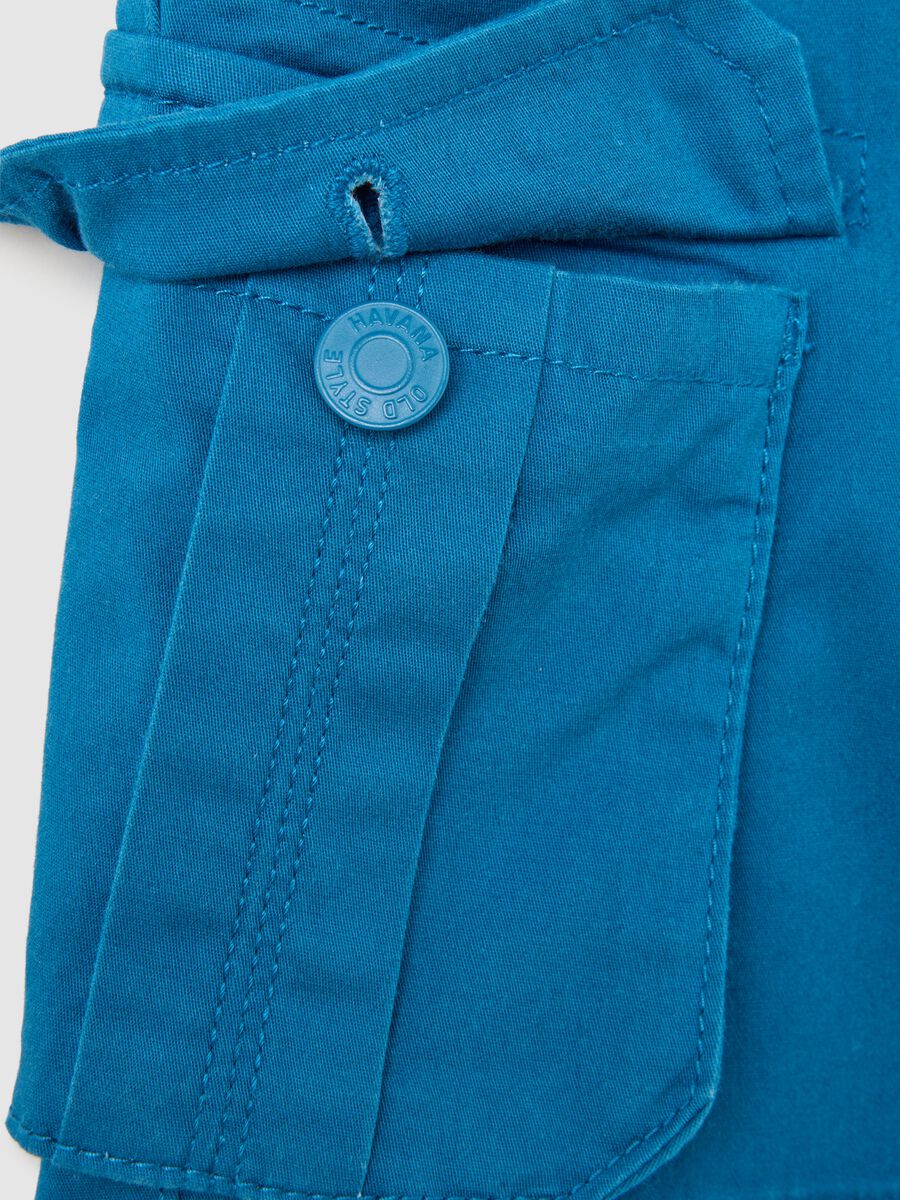 Short da bambino in cotone elasticizzato blu regular fit con tasche laterali_2