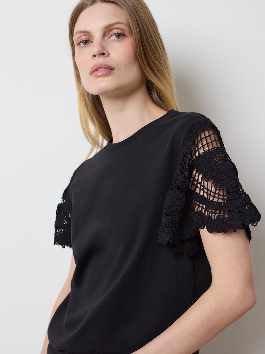 Black T-shirt with lace details_0