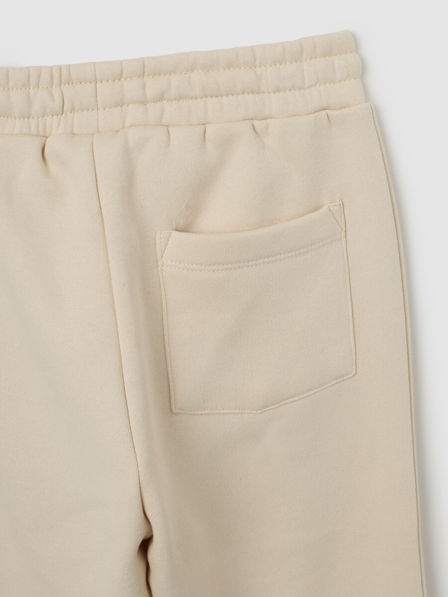 Black Sweatshirt and Beige Trousers Set_3