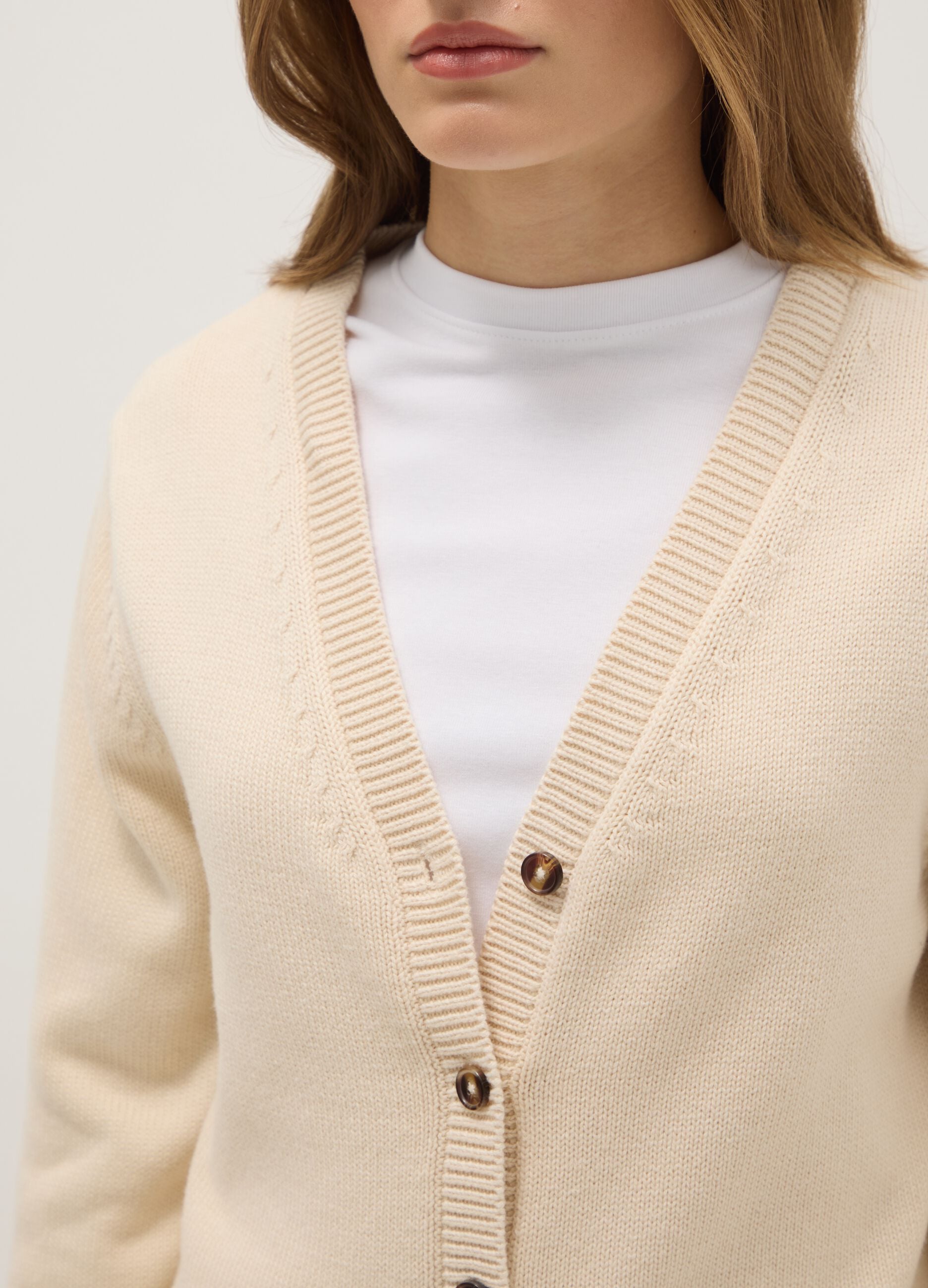Cardigan beige con scollo a V in puro cotone regular fit