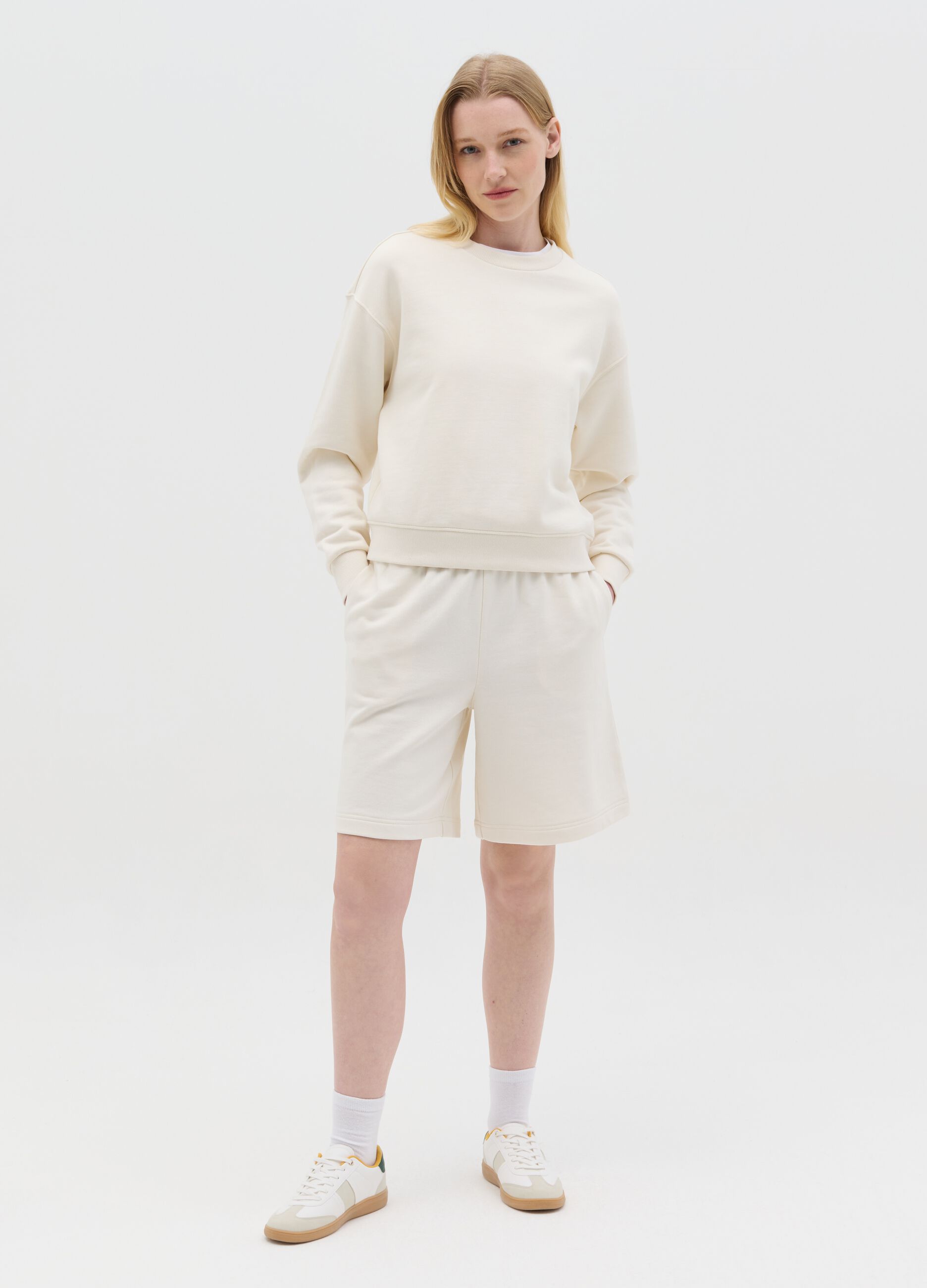 Essential sweatshirt with round neck