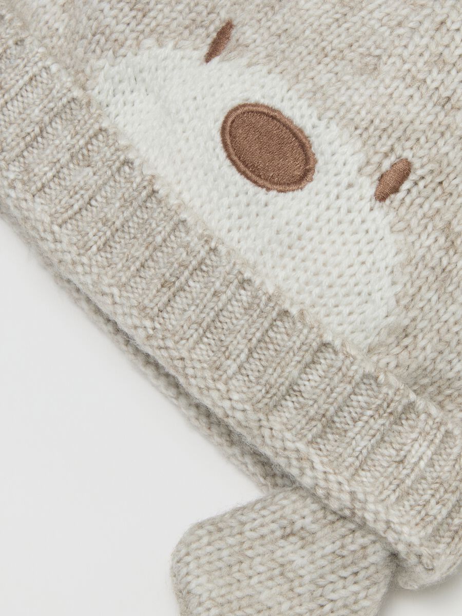 Cappello da neonata beige con pon pon_2
