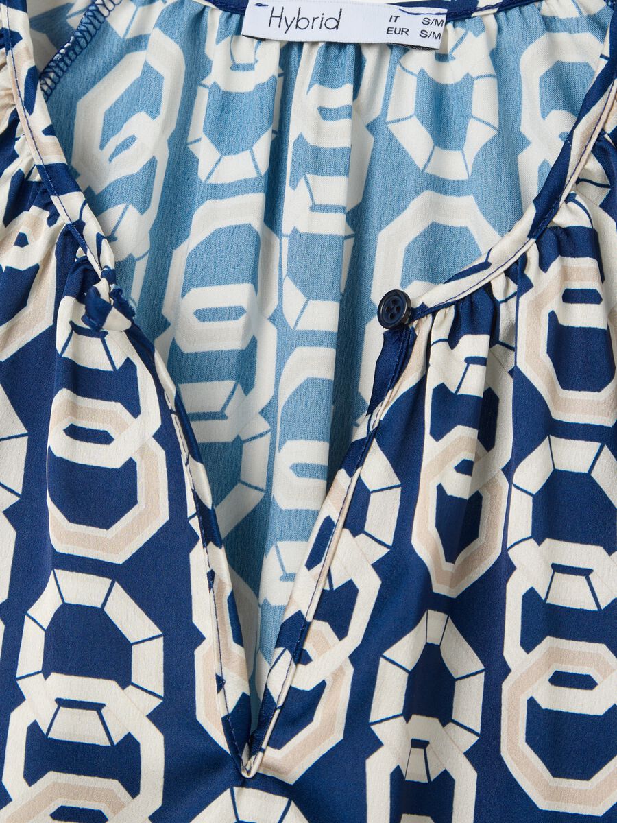 Blue long-sleeved blouse with geometric print_5